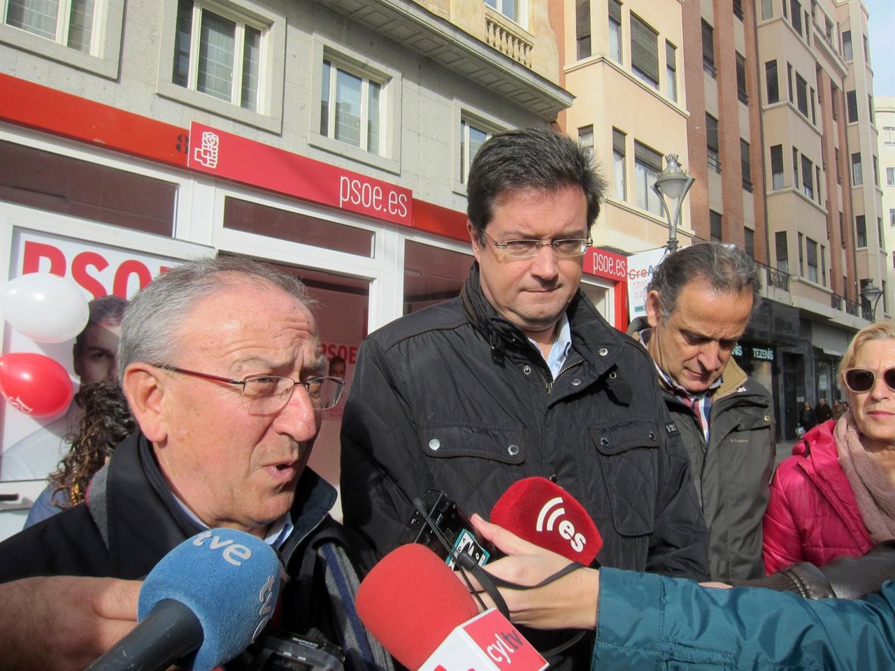Alvarez, Óscar López y Cecilio Vadlllo, en un acto de campaña. 
