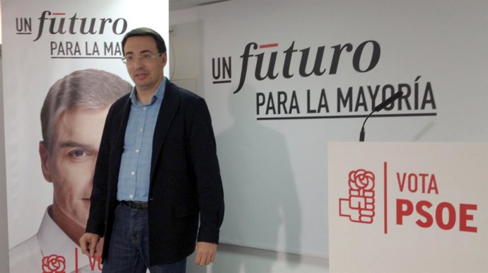 El socialista Fernando Pablos en la sede del PSOE de Salamanca