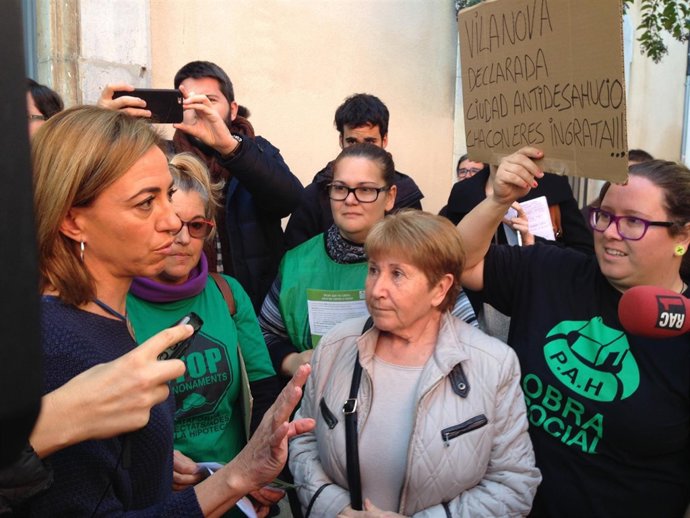 Carme Chazón (PSC) ante activistas de la PAH