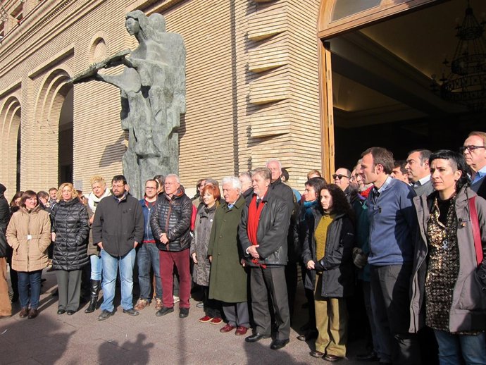 El Ayuntamiento ha guardado un minuto de silencio y ha decretado 3 días de luto