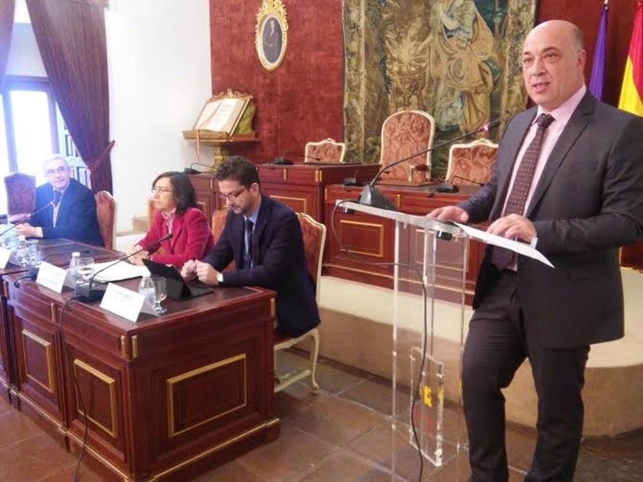 Antonio Ruiz lee 'La gran conversación de los siglos', de Lledó