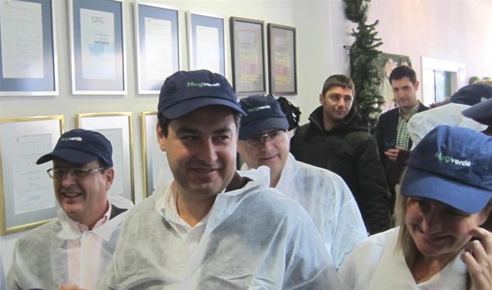 Juanma Moreno visita la cooperativa Murgiverde