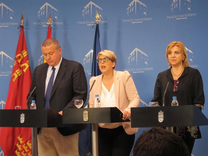 La portavoz del Gobierno regional, en el centro, se dirige a los medios