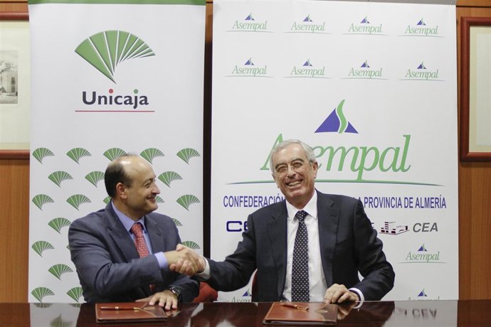 Momento de la firma del acuerdo entre Unicaja y empresarios