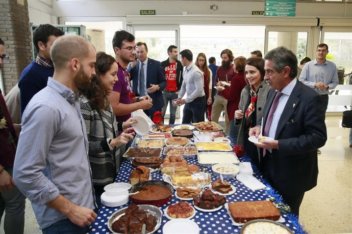 Revilla apoya el desayuno solidario de los alumnos de la UC