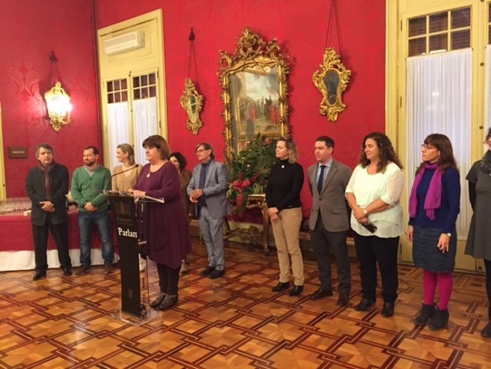 La presidenta del Parlament, Xelo Huertas, en la copa de Navidad 