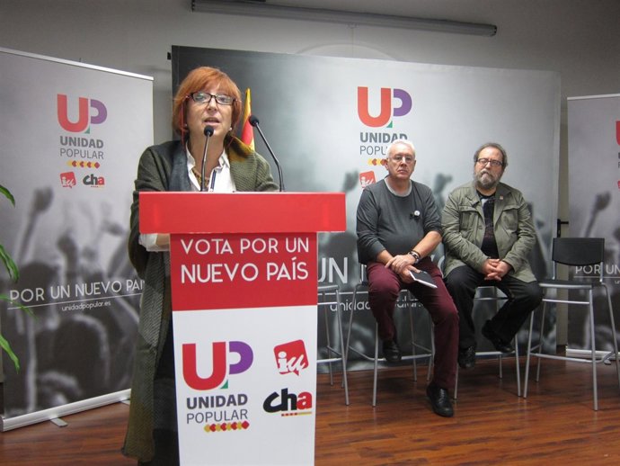 Rosa Magallón, acompañada de Cayo Lara y Chesús Yuste este miércoles