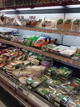 Supermercado, comida, bebida, estanterías