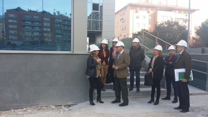 Vega (1i) visita las obras del centro de salud de Expansión Norte.