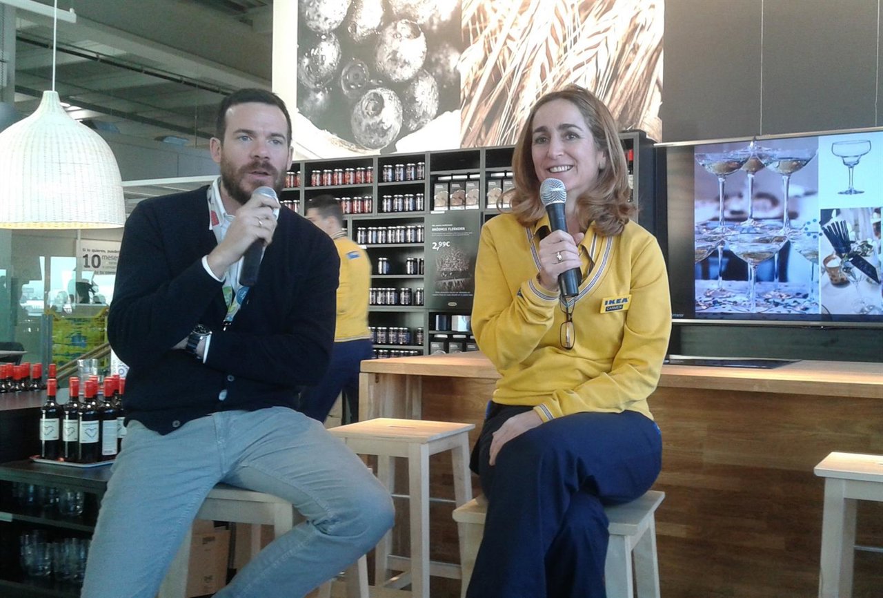La nueva directora de Ikea Valencia atiende a los medios
