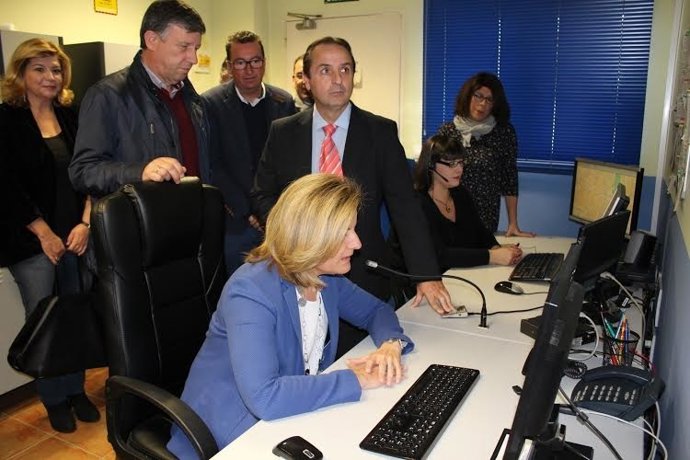 La ministra de Empleo, Fátima Báñez, con taxitas en Huelva.