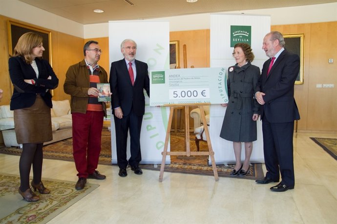 Entrega del cheque a Andex.