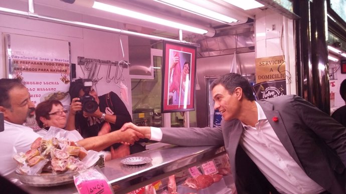 Pedro Sánchez estrecha la mano a un comerciante del Mercado Central de Alicante