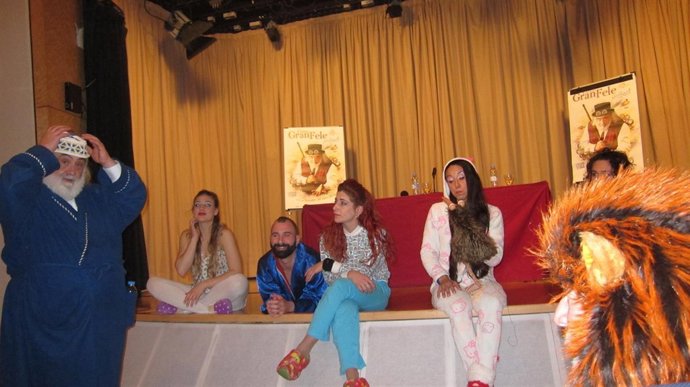 Los integrantes del Circo Gran Fele durante la presentación de su espectáculo