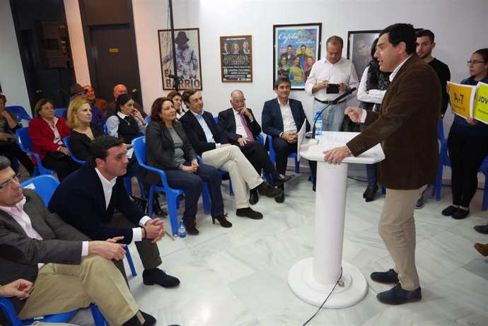Juanma Moreno se reúne con simpatizantes de su partido en Adra