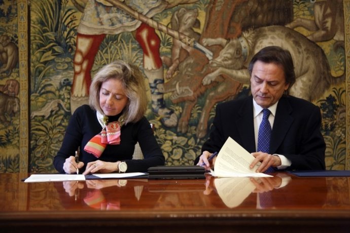 Consuelo Madrigal y Jesús Lizcano firman convenio Transparencia