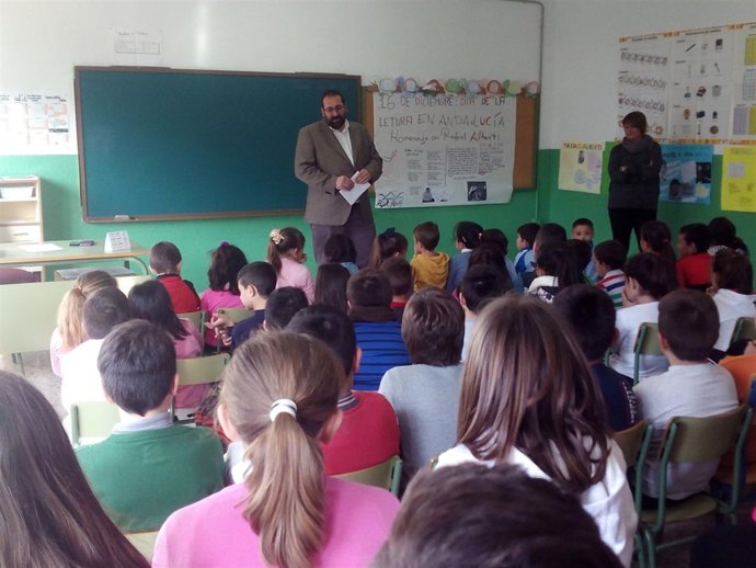 El delegado de Educación durante la lectura en el colegio granadino.