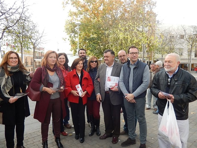 La consejera (centro), con Durán y otros candidatos del PSOE