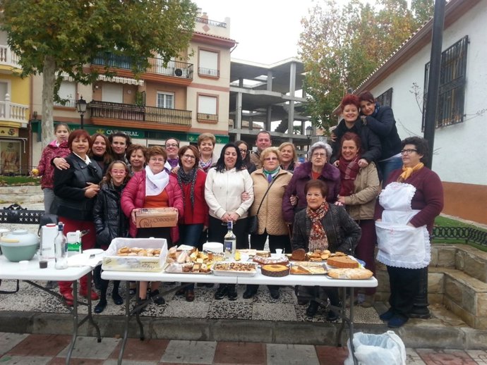 Mujeres de Cúllar  Vega durante la chocolatada para recaudar dinero.