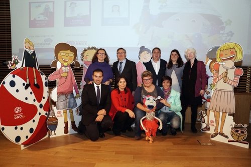 Foto de familia de la presentación de los cuentos infantiles