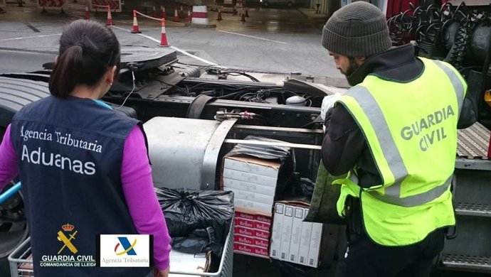 Camión con tabaco de contrabando en un depósito de gasoil simulado