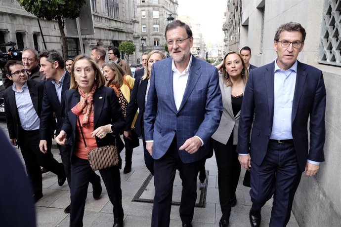 Feijóo, Rajoy e Ana Pastor pasean por Vigo