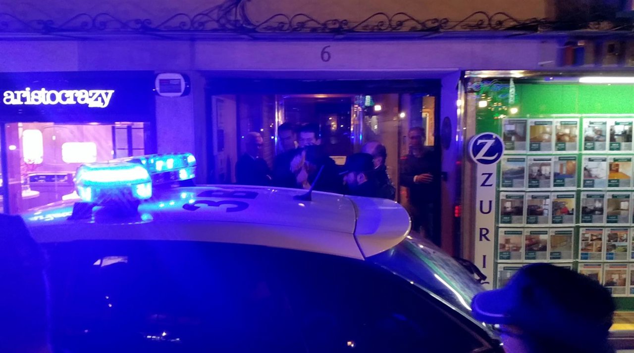 El joven que agredió a Rajoy sale de la inmobiliaria en la que fue retenido