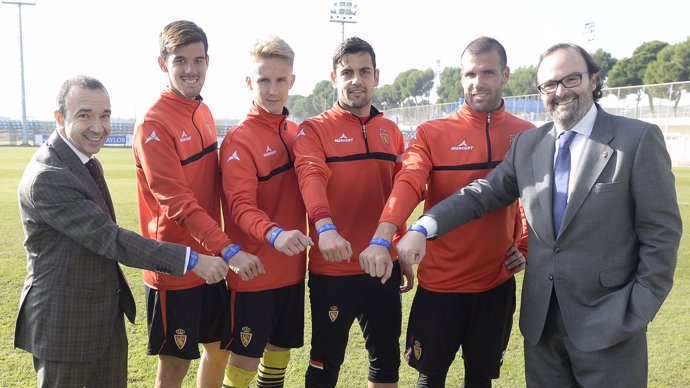 Primera pulsera Visa contactless de la CaixaBank con la imagen del Real Zaragoza