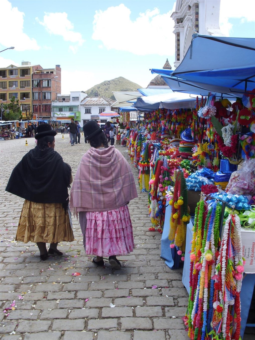 Visten de mujer a un alcalde en Bolivia como castigo por su mala gestión Visten de mujer a un alcalde en Bolivia como castigo por su mala gestión