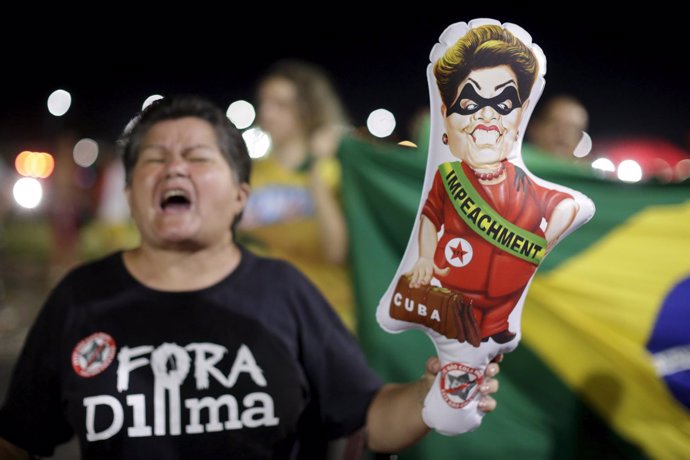 Una mujer pide el 'impeachment' de Rousseff en una manifestación