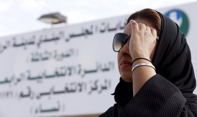 Una mujer después de votar en las elecciones de Arabia Saudí