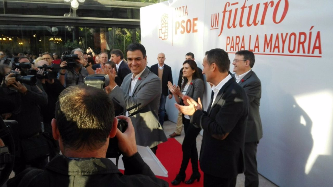 Pedro Sánchez junto al alcalde de Elche Carlos González y Ximo Puig
