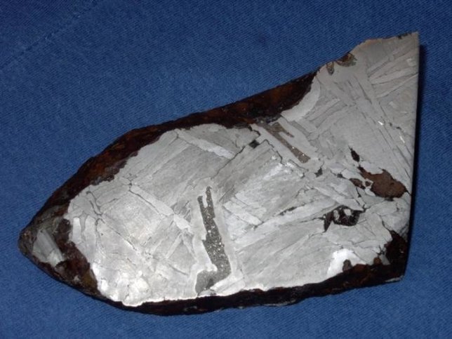 Fragmento de meteorito con schreibersita (las zonas oscuras)