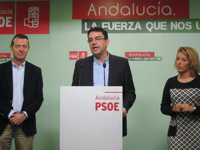 En el centro, el portavoz del PSOE en el Parlamento andaluz, Mario Jiménez