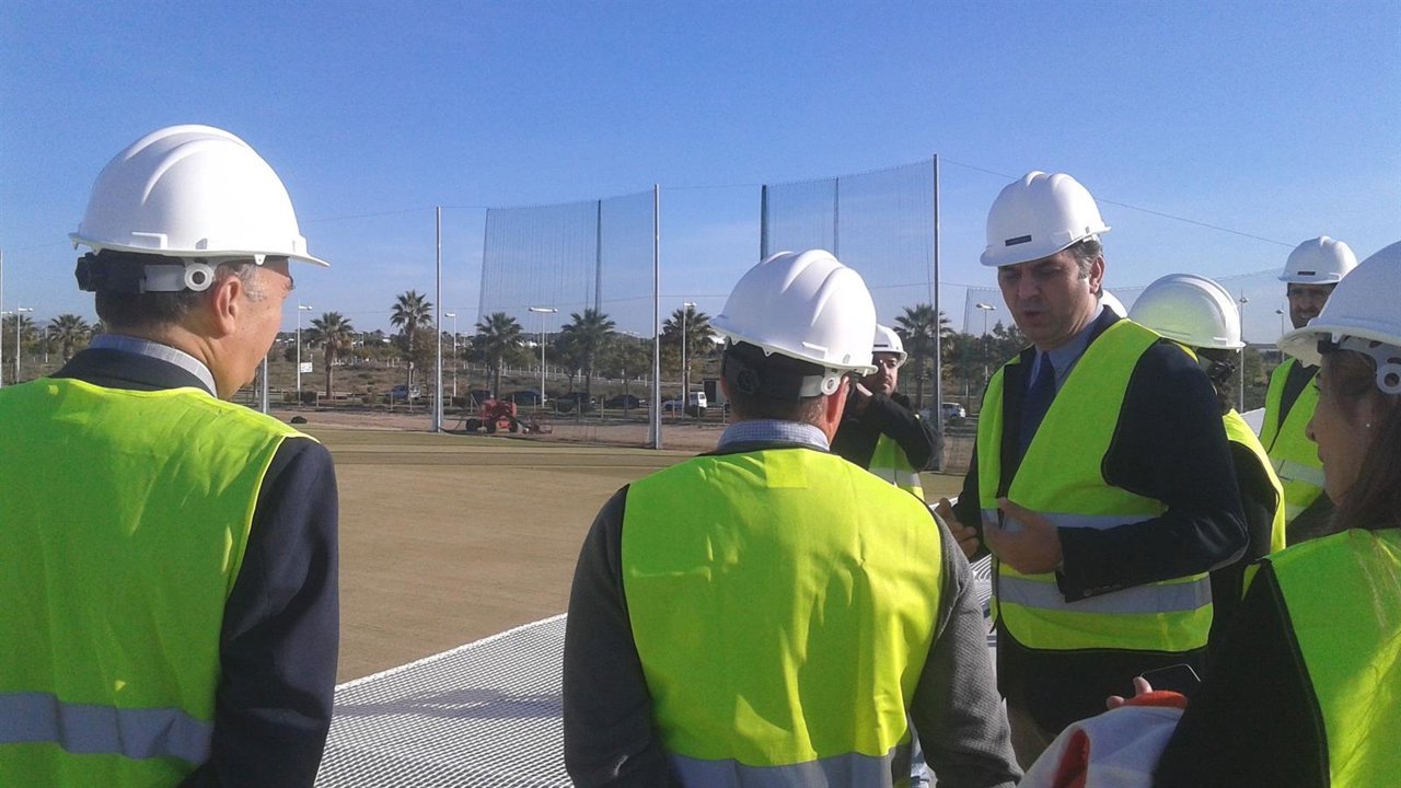 Fernández visita las instalaciones de la Escuela Pública de Golf