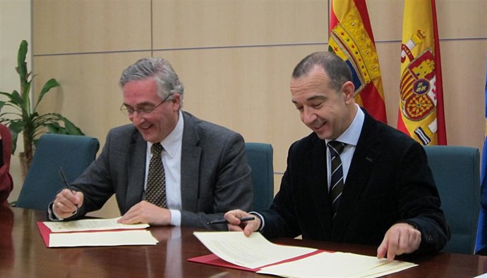 Joaquín Olona y Raúl Marqueta en la firam del convenio.