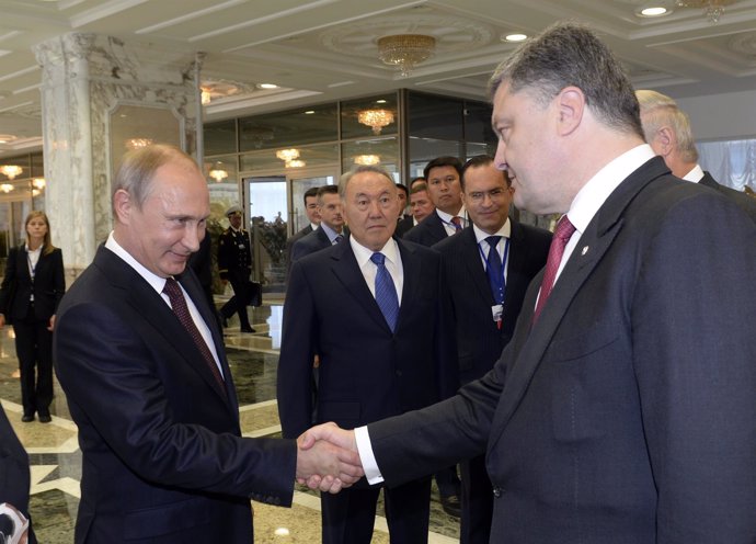 Vladimir Putin y Petro Poroshenko se saludan en Minsk