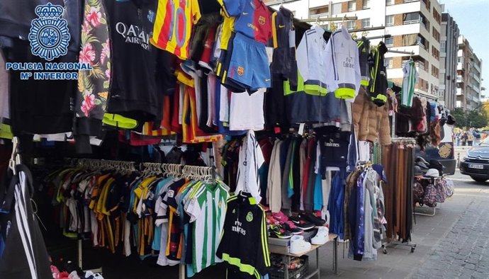 Camisetas intervenidas en el mercadillo de Paseo de la Victoria