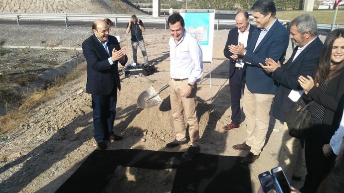 Juanma Moreno, junto a Rojas y Pérez, en la costa de Granada.