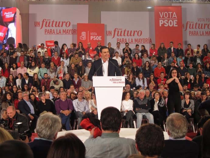 Pedro Sánchez en un mitin en Badajoz