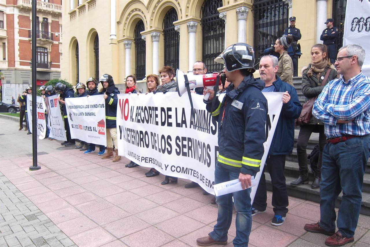 Los bomberos junt a los trabajadores de la Junta de Personasl del Funcionario,. 