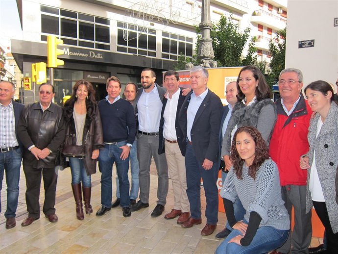Juan Marín y Matías Alonso, en un punto de Ciudadanos en Huelva. 
