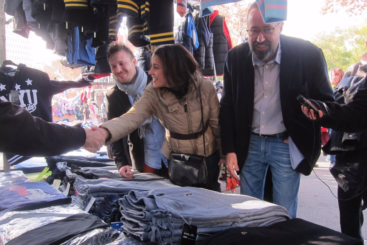 Inés Arrimadas y Juan Carlos Girauta visitan un mercadillo en Santa Coloma
