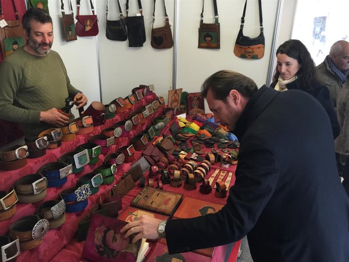 El alcalde de Valladolid observa los productos de uno de los talleres artesanos