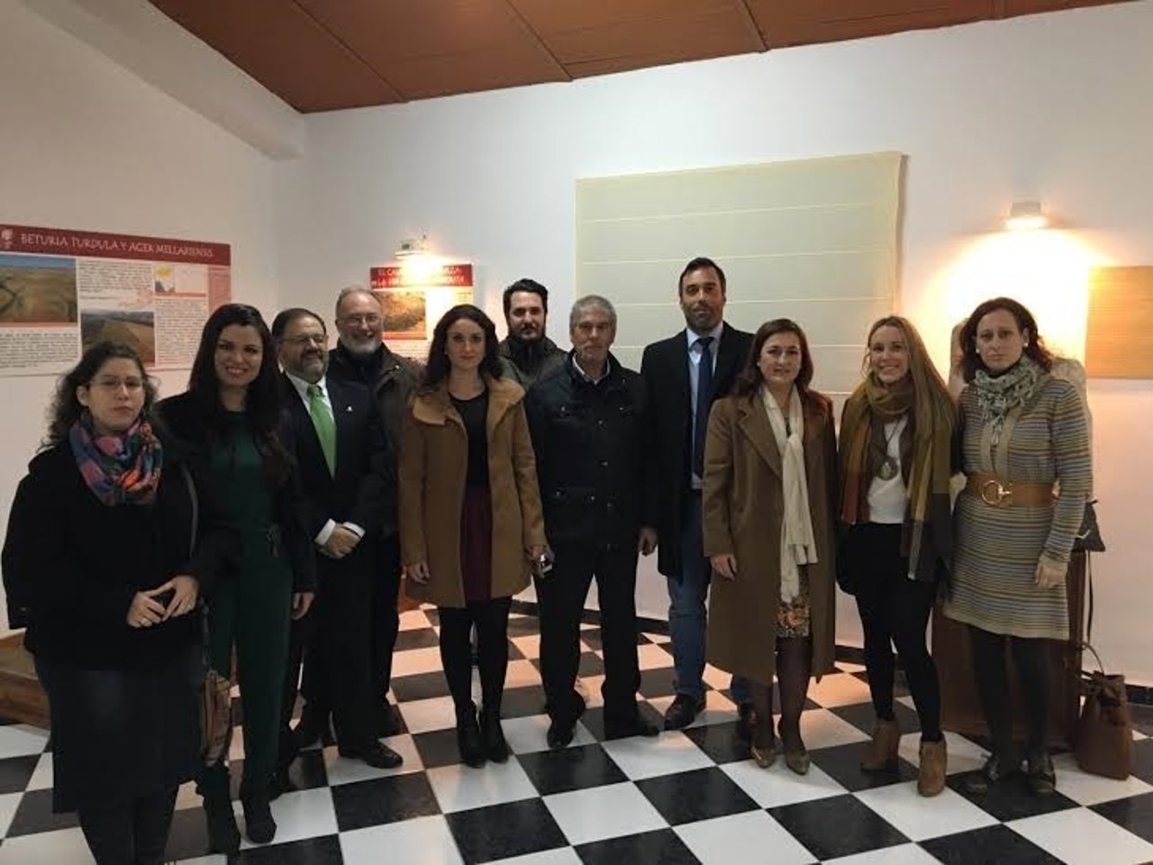 Gómez (centro) asiste a la inauguración de la exposción