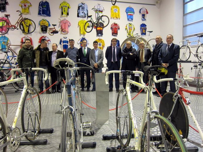 Ex ciclistas y autoridades en la inauguración de la exposición sobre bicicletas 