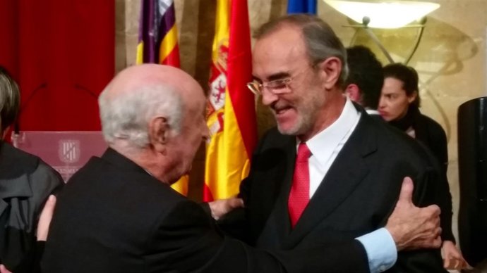 Perera saluda a Diéguez tras la toma de posesión de su cargo