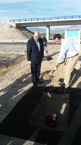 El presidente del PP andaluz en el entierro simbólico de un cono.