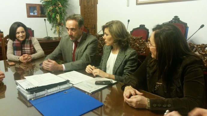 Felipe López y Ana Romero (centro) en el Ayuntamiento de Montoro