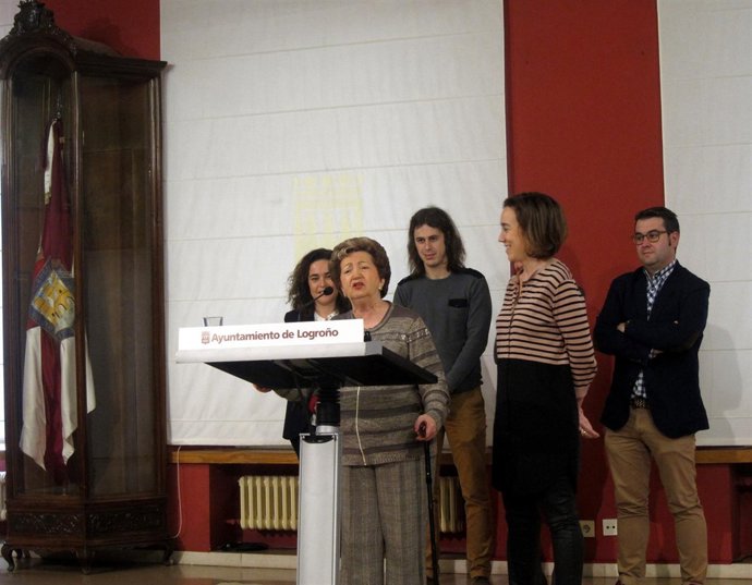 Berta González, junto a la alcaldesa, habla de la Medalla de oro a su padre